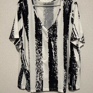 Women’s Plus Size Short Sleeve T Shirt With Pearls Down The Front, Size 5XL